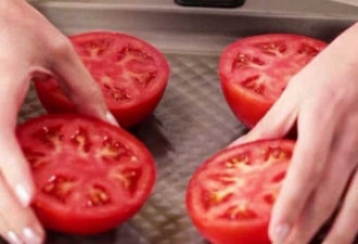 Положите половинки помидоров на противень. Через 15 минут ваши гости будут в восторге...